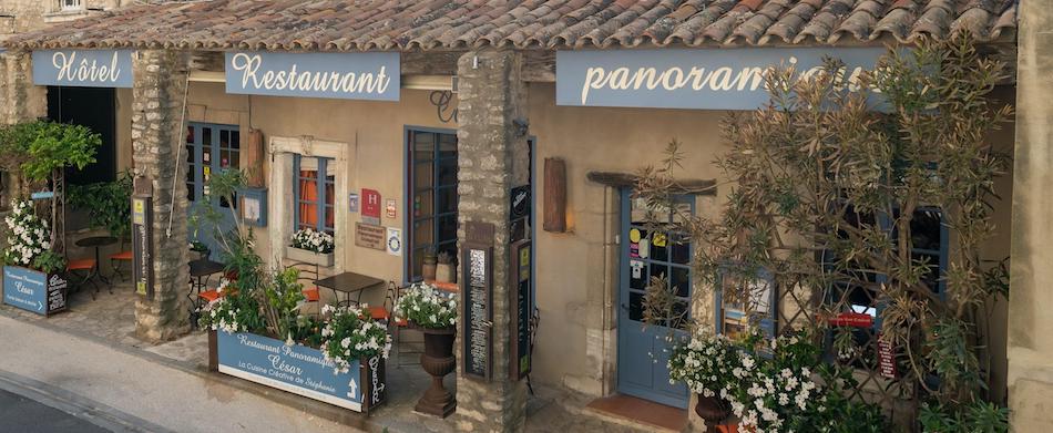 Vue du Luberon de la térrasse de l'hôtel-retaurant Le César à Bonnieux